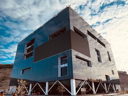 El edificio cuenta con la fachada fotovoltaica más grande de toda América Latina.
