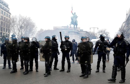 En la plaza de la Opéra Garnier y la avenida de los Campos Elíseos, una de las zonas de París que han protagonizado estas semanas de movilizaciones, la policía ha lanzado ráfagas de gas lacrimógeno contra los manifestantes. Lo mismo ha ocurrido en la ciudad de Nantes, en la que se habían congregado unas 1.200 personas.