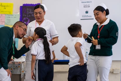 Personal de salud en la escuela 'Horacio Mann', en Ciudad de México, este miércoles.