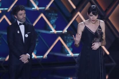 Isabel Peña y Rodrigo Sorogoyen reciben el Goya al mejor guion original por 'As bestas'.