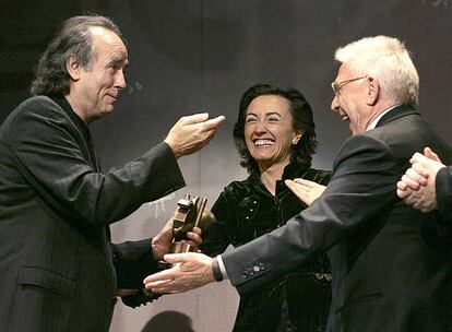 El cantautor Raimon, en presencia de la alcaldesa de Córdoba, Rosa Aguilar, recibe de manos de Serrat el Premio de Honor de la XI edición de los Premos de la Música. Raimon ha pedido una mayor presencia de la canción en catalán, gallego o euskera en el panorama musical español.