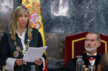 La presidenta del CGPJ, Isabel Perelló, pronuncia su discurso ante el rey Felipe VI. 