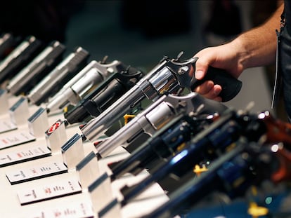 Pistolas son puestas a la venta en una convención de armas en Las Vegas, Estados Unidos, en agosto pasado.