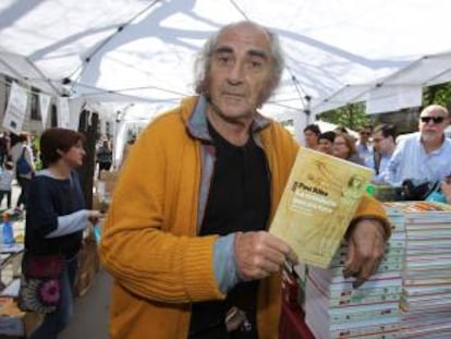 Pau Riba con uno de sus últimos libros en el Día de Sant Jordi, en Barcelona en 2016.