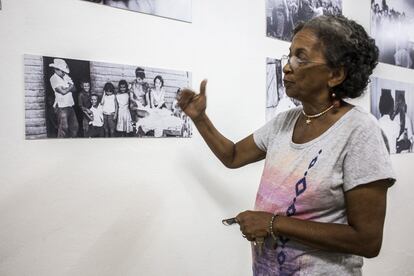 La doctora Luisa Campos, directora del único museo en el mundo sobre la Alfabetización, muestra un documento sobre la vida entre los campesinos iletrados de varios alumnos de la campaña.
