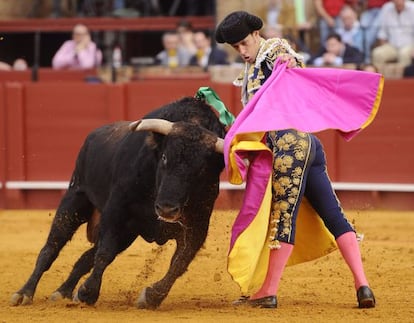 Antonio Nazaré, con su segundo toro de la tarde del jueves en la Maestranza.