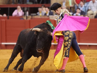 Antonio Nazar&eacute;, con su segundo toro de la tarde del jueves en la Maestranza.