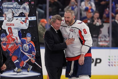 Alex Ovechkin recibe la felicitación de Wayne Gretzky en las celebraciones del gol 895 del jugador ruso, este domingo en Elmont (Nueva York).