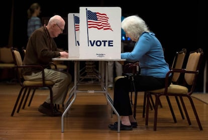 Dos votantes acuden al centro de elecciones Greenspring Retirement durante la jornada de elecciones legislativas, en Virginia (EE UU), el 6 de noviembre de 2018.