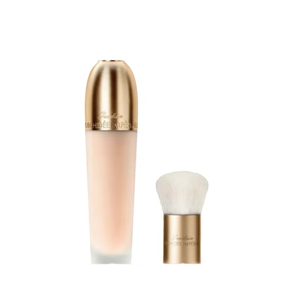 A su favor está que esta base es un híbrido entre maquillaje y tratamiento para la piel. Concentrado de maquillaje para la Tez de Guerlain combina propiedades antiedad, luminosidad, una hidratación intensa y una fijación que en la marca aseguran se mantiene perfecta durante diez horas. Ofrece una textura voluptuosa, contiene un 72,5% de ingredientes naturales e incluye una brocha kabuki diseñada para garantizar una aplicación profesional. Disponible en cinco tonos, tiene un precio de 199 euros.