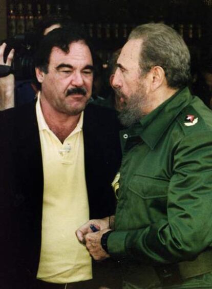 Oliver Stone saluda a Fidel Castro en 2002.