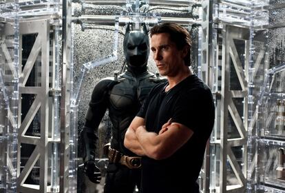 Christian Bale se enfunda por última vez el traje de Batman en 'El caballero oscuro: La leyenda renace'. La última de Nolan narra el retorno del héroe tras un autoimpuesto exilio de ocho años. La razón: los despiadados planes del terrorista enmascarado Bane. Anne Hathaway interpreta a Catwoman, Marion Cotillard a Miranda Tate y Tom Hardy al villano. Las expectativas son máximas.