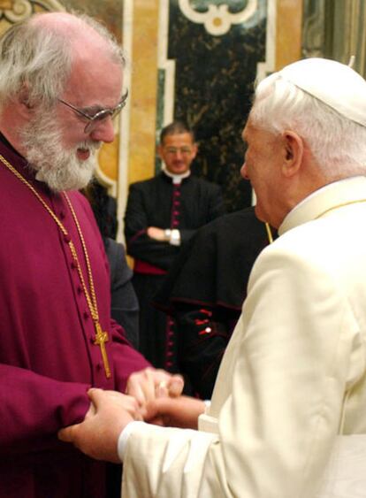 Benedicto XVI saluda en 2005 a Rowan Williams, arzobispo de Canterbury y autoridad suprema del anglicanismo.
