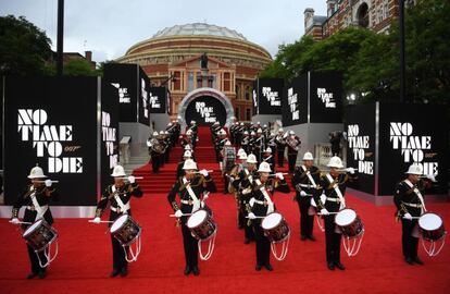 La banda de música de la Marina Real Británica ha tocado a las puertas del Royal Albert Hall de Londres poco antes del estreno de 'Sin tiempo para morir'.