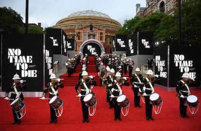 La banda de música de la Marina Real Británica ha tocado a las puertas del Royal Albert Hall de Londres poco antes del estreno de 'Sin tiempo para morir'.