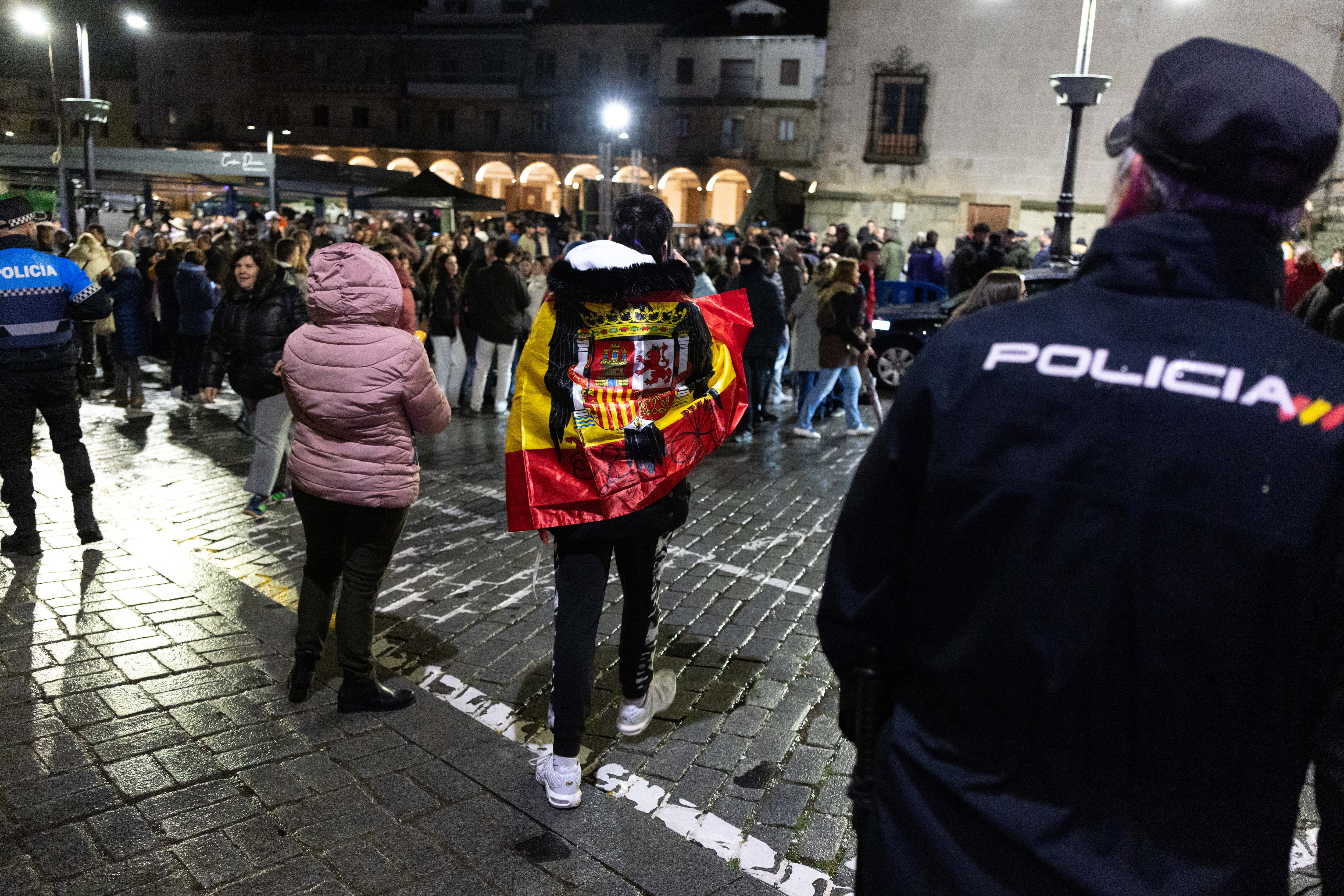  Un joven con la bandera franquista, después del acto de Vox, el pasado día 9 de marzo en Béjar, Salamanca. 