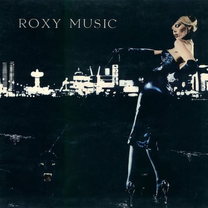 Modelo, musa de Salvador Dalí y pareja de un 'rolling stone', Brian Jones, Amanda Lear protagonizó la portada del álbum 'For your pleasure' (1973) de Roxy Music, con las luces de Las Vegas al fondo. El montaje tuvo algunos contratiempos, como resucitar a la rugiente pantera negra domesticada por Amanda: la de carne y hueso cayó fulminada por el calmante administrado antes de la sesión. La que aparece fue añadida después en postproducción, igual que el 'skyline' de la ciudad del juego. Esta es una de las 250 portadas que incluye el libro 'Vinilos', de Lunwerg, un recorrido por la evolución del diseño gráfico en los estuches los LP desde los años 50 del siglo pasado.