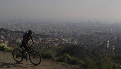 Una ciclista per la carretera dels Aigües durant un episodi de contaminació.