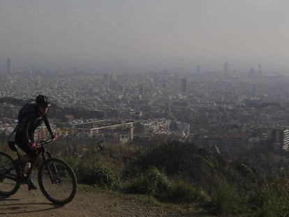 Una ciclista por la carretera de les Aigües durante un episodio de contaminación.
