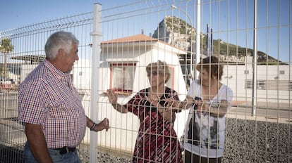 Los hermanos Manuel Márquez y Eustaquia Aquilina (apellido de su marido), junto a la hija de ésta, Janet Sánchez, en la frontera entre España y Gibraltar.