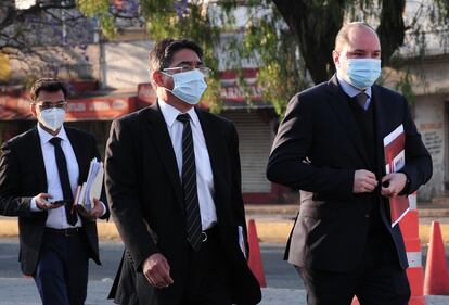 Los abogados de Ricardo Anaya durante su llegada al reclusorio Norte en la Ciudad de México