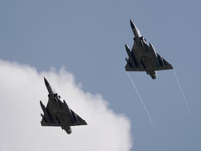 Dos aviones de combate taiwaneses sobrevuelan la isla ante los ejercicios militares chinos.