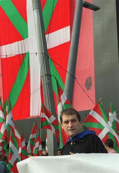 Josu Ternera, en el homenaje a la <i>ikurriña</i> en las fiestas de Bilbao de 2001.