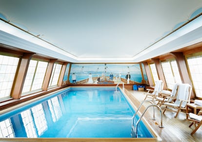 La piscina del hotel Le Bristol, con vistas a los tejados de París, fue diseñada por el profesor Pinnau, el arquitecto del yate de Aristóteles Onassis, y eso es exactamente lo que parece, un yate surcando la Costa Azul.