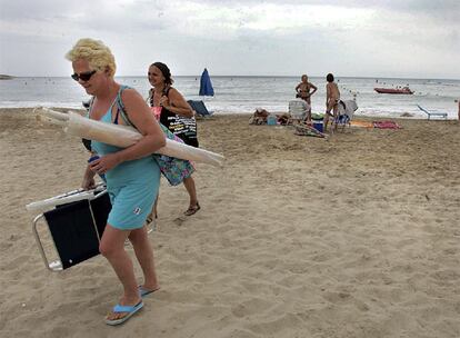 Un vertido de gasóleo cierra la playa de L'Albufereta de Alicante