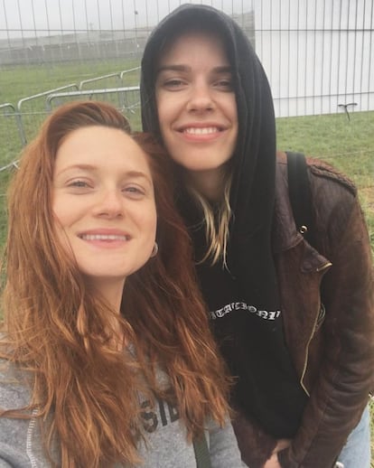 La actriz británica Bonnie Wright se hizo famosa de niña por su papel de Ginny Weasley en la saga de Harry Potter. En la image, la intérprete (a la izquierda) en una foto publicada en su cuenta de Instagram.