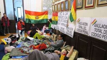 Legisladores opositores en huelga de hambre en las instalaciones del Parlamento de Bolivia.