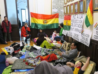 Legisladores opositores en huelga de hambre en las instalaciones del Parlamento de Bolivia.