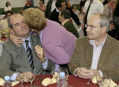 Chaves y Montilla, ayer, en un almuerzo mitin celebrado en Los Barrios (Cádiz).