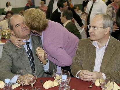 Chaves y Montilla, ayer, en un almuerzo mitin celebrado en Los Barrios (Cádiz).