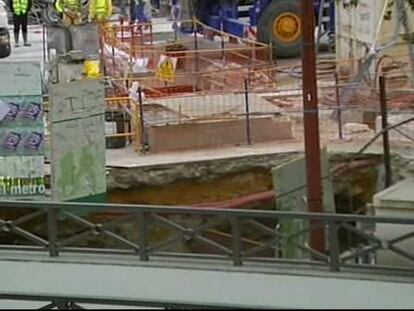 Un derrumbamiento en las obras del metro se traga un kiosko en Sevilla