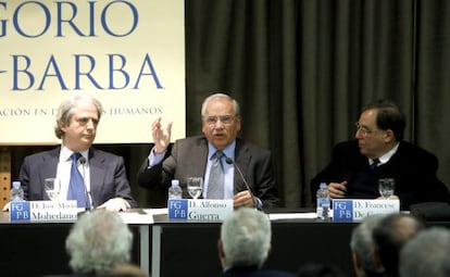 El vicepresidente de la Fundación Gregorio Peces-Barba, José María Mohedano, Alfonso Guerra y Francesc de Carreras durante la segunda edición de las 'Jornadas de reflexión política' de esta organización.