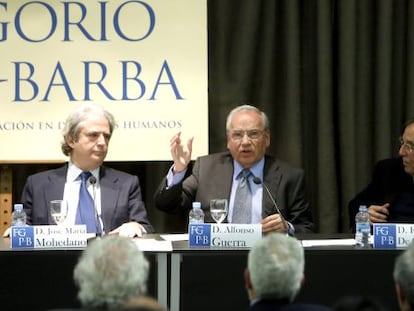 El vicepresidente de la Fundación Gregorio Peces-Barba, José María Mohedano, Alfonso Guerra y Francesc de Carreras durante la segunda edición de las 'Jornadas de reflexión política' de esta organización.