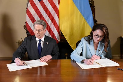 El secretario del Tesoro de EE UU, Scott Bessent, y la viceprimera ministra ucrania, Yulia Svyrydenko, firman el acuerdo.