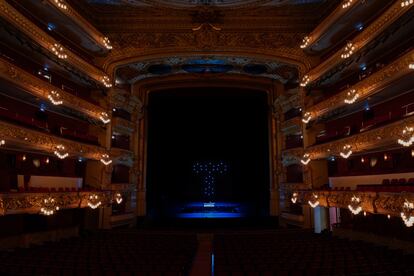 El logotipo de Telefónica, proyectado en el centro del escenario del Liceu.