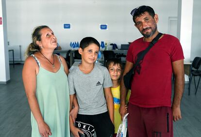 Takhmina Slingarskaia y su marido, Artur Kuznetsov, junto a sus dos hijos en un centro de registro para recibir asistencia monetaria, en Lviv (Ucrania), el 4 de agosto.