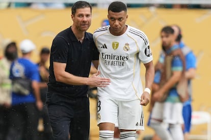 Xabi Alonso da instrucciones a Kylian Mbappé