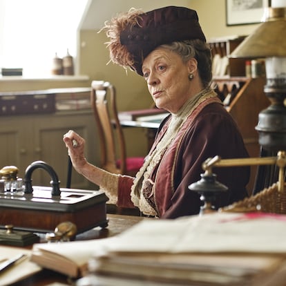 MAGGIE SMITH (Violet Crawley) in serie tv "DOWNTON ABBEY" . German magazines and newspapers please report usage email: info@allpix. com,Image: 151115946, License: Rights-managed, Restrictions: , Model Release: no, Credit line: Cineliz / Allpix Press / ContactoPhoto