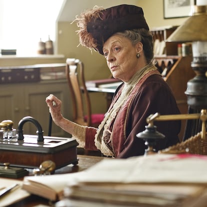 MAGGIE SMITH (Violet Crawley) in serie tv "DOWNTON ABBEY" . German magazines and newspapers please report usage email: info@allpix. com,Image: 151115946, License: Rights-managed, Restrictions: , Model Release: no, Credit line:  Cineliz / Allpix Press / ContactoPhoto