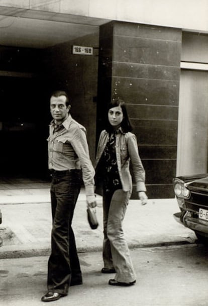 José Agustín Goytisolo y su hija Julia, en una fotografía tomada en la década los setenta.