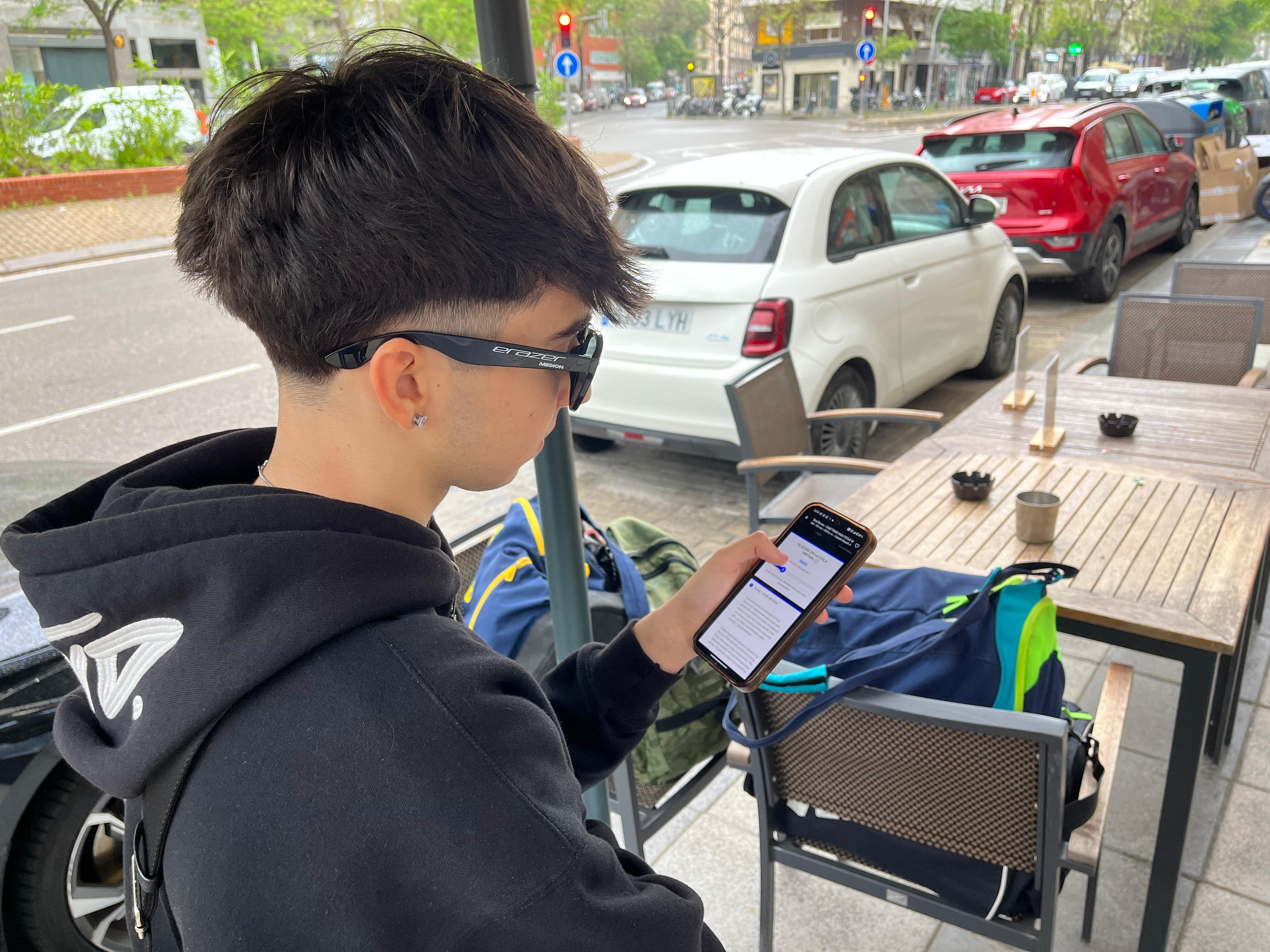 Miquel Lorente aguarda en la fila virtual para comprar las entradas para el concierto de Bad Bunny en Madrid. Tiene a 7.695 personas delante suyo.