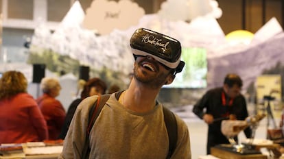 Un joven prueba unas gafas de realidad virtual en el stand de Aragón.