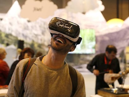 Un joven prueba unas gafas de realidad virtual en el stand de Arag&oacute;n.