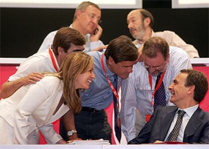 Jiménez, Caldera, Lopez Aguilar, Pérez Rubalcaba y Cuesta conversan con Rodríguez Zapatero durante la inauguración del congreso.