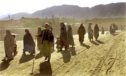 Un grupo de afganos se dirige a una mezquita de la ciudad paquistaní de Quetta, en cuyo patio se ha instalado un improvisado campo de refugiados.