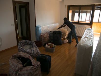 Linda y su familia estrenan el apartamento que han conseguido alquilar gracias a los donativos de un centenar de personas.